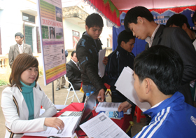 Các doanh nghiệp trực tiếp tư vấn tuyển dụng lao động tại sàn giao dịch việc làm huyện Lạc Sơn.